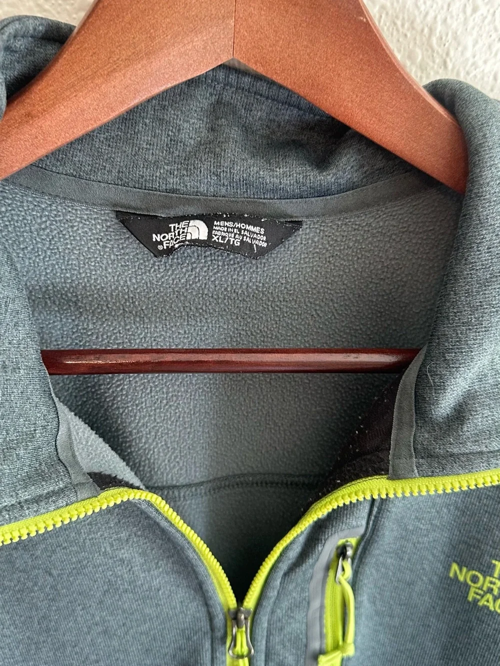 The north face men’s XL quarter zip pullover